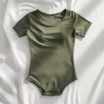 Ryškus žalias bodis su elastingu audiniu, pabrėžiantis kūno linijas, tinka tiek mados, tiek portretinėms fotosesijoms